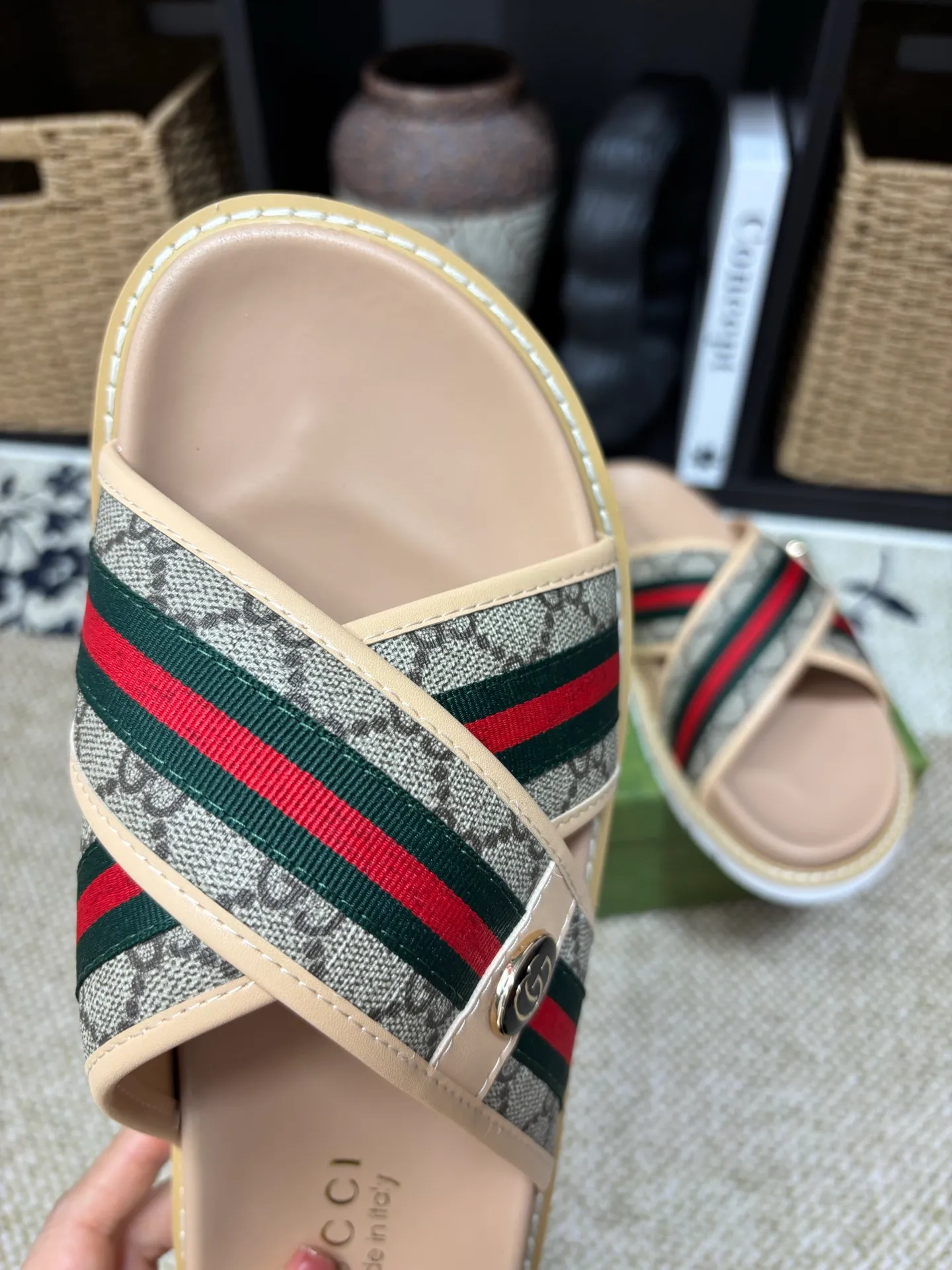 Factory 💰 300 yuan Gucci slippers] high-end men's shoes brand official website 1:1 latest masterpiece: original mold customization, the fabric is made of imported original materials, upgraded outsole, lighter and non-slip. The market's top quality, simple yet tasteful, a must-have for fashionistas, fashionable at your feet, full of confidence, the same style at the counter 👍The season of summer slippers is here. Code: 38-45 (45 customized)